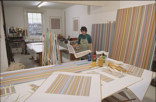 Bridget Riley in ihrem Atelier in West London, 1983 Foto: Bill Warhurst. Courtesy of the Bridget Riley Archive. 